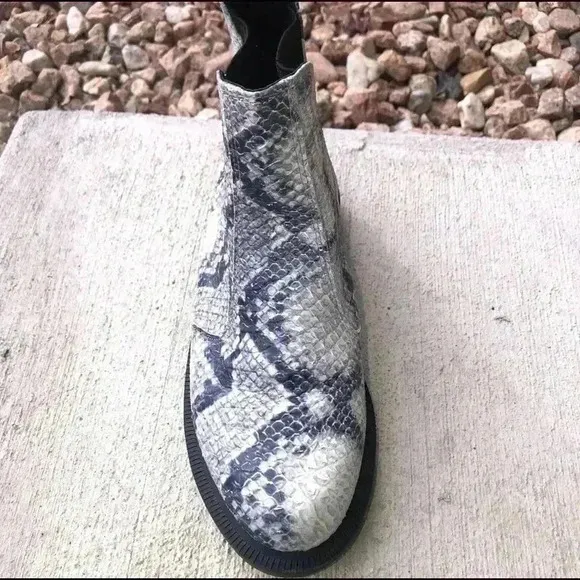 Dr Martens Women Flora Chelsea Ankle Boots Size 5 Light Gray Snake Print