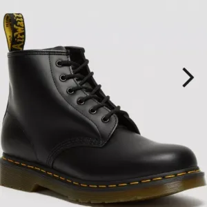 Dr. Martens Yellow Stitch 101 Smooth Leather Lace Up Boot Black NEW