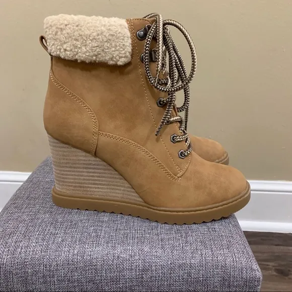 DV Dolce Vita Tan Lace Up Wedge Booties Size 9.5 Women’s Boots