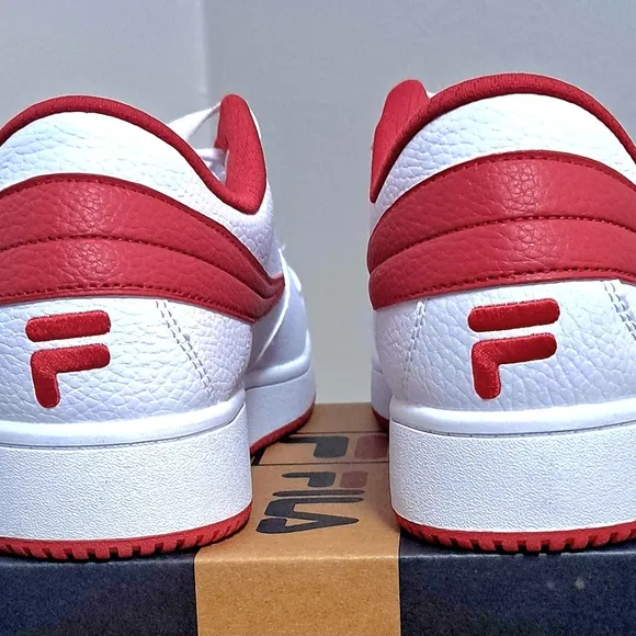 Fila Men's White and Red Sneakers Size 10 US SPORT ATHLETIC TRAINERS. NW BOX