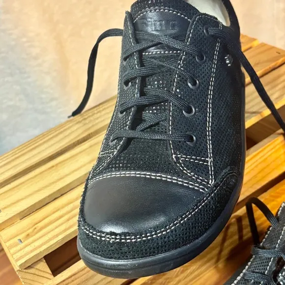 Finn Comfort Black Sneakers Breathable Lace-Up Design