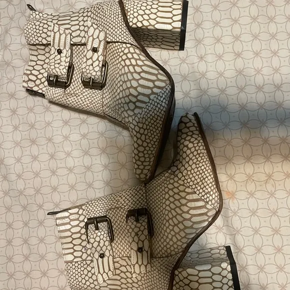 Freebird Steven Boots Booties Shoes 6 White Snake Buckle Genuine Leather Straps