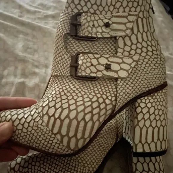 Freebird Steven Boots Booties Shoes 6 White Snake Buckle Genuine Leather Straps