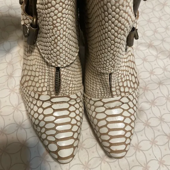 Freebird Steven Boots Booties Shoes 6 White Snake Buckle Genuine Leather Straps