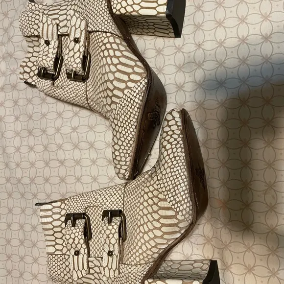 Freebird Steven Boots Booties Shoes 6 White Snake Buckle Genuine Leather Straps