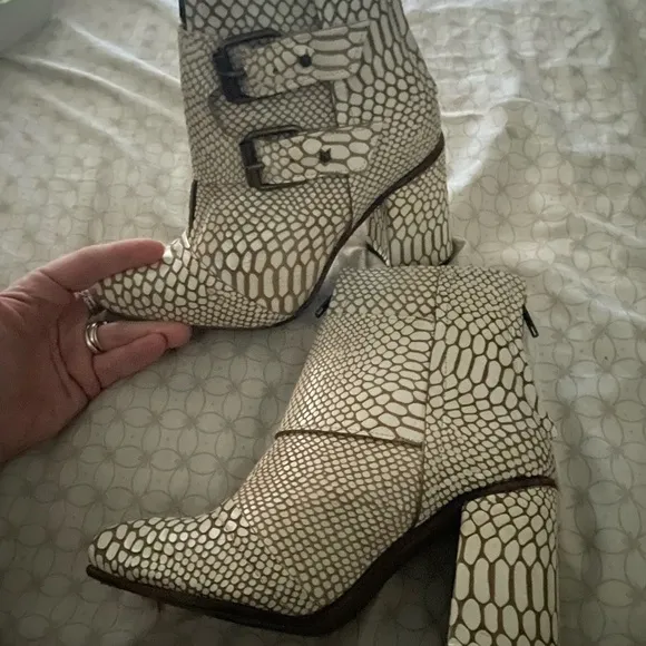 Freebird Steven Boots Booties Shoes 6 White Snake Buckle Genuine Leather Straps