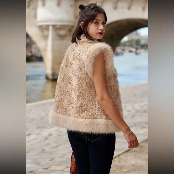 FROM PARIS FRANCE BEAUTIFUL FAUX FUR VEST JACKET