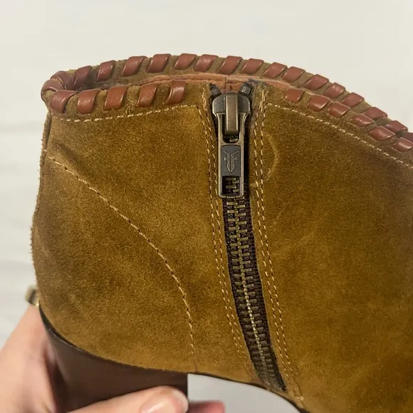FRYE Women’s Nora Whipstitch Suede Tan Heeled Ankle Bootie- Size‎ 8.5