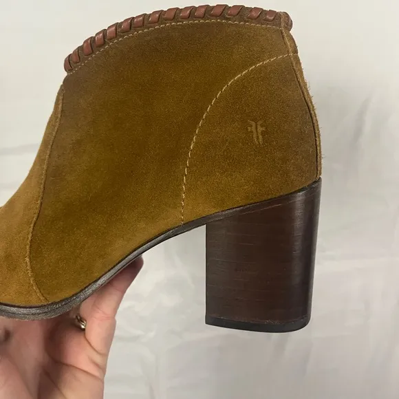 FRYE Women’s Nora Whipstitch Suede Tan Heeled Ankle Bootie- Size‎ 8.5