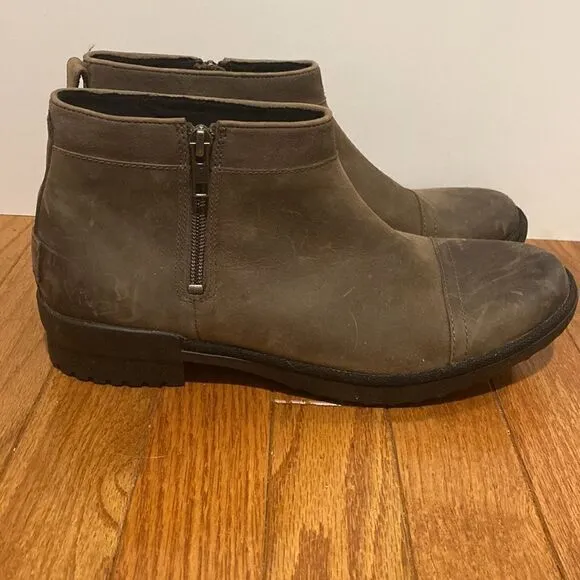 Gently worn Ugg ankle boots size 10 (missing loop on back)