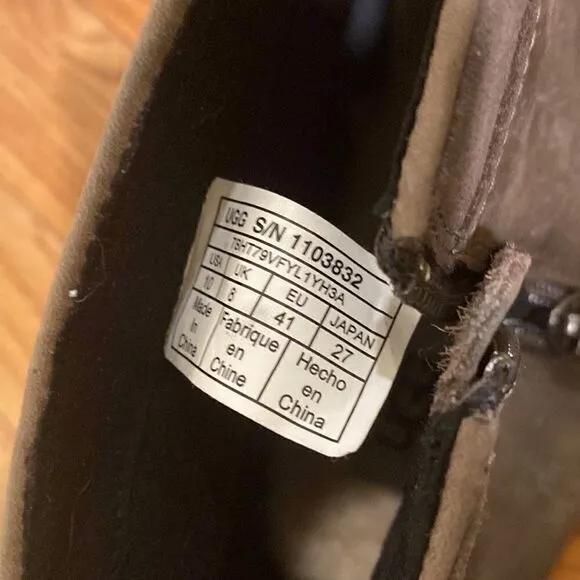 Gently worn Ugg ankle boots size 10 (missing loop on back)