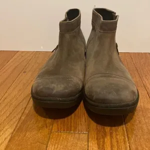 Gently worn Ugg ankle boots size 10 (missing loop on back)