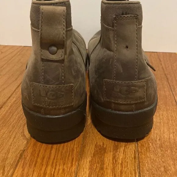 Gently worn Ugg ankle boots size 10 (missing loop on back)