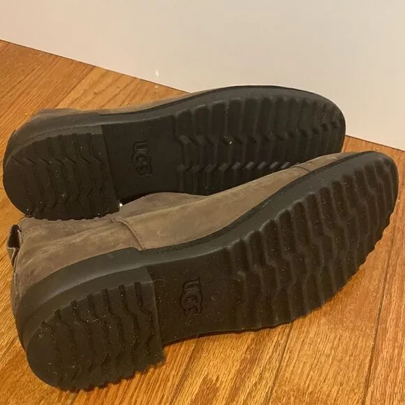 Gently worn Ugg ankle boots size 10 (missing loop on back)