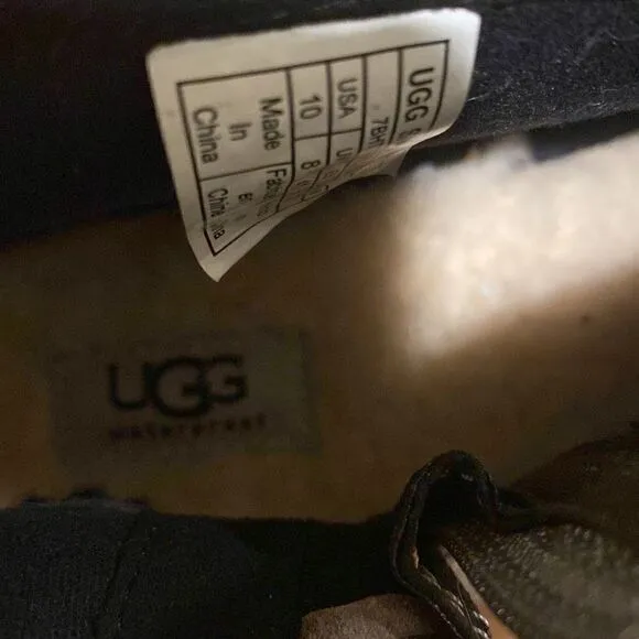 Gently worn Ugg ankle boots size 10 (missing loop on back)