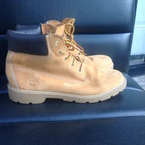 Genuine boys timberland hiking boys size 5.5