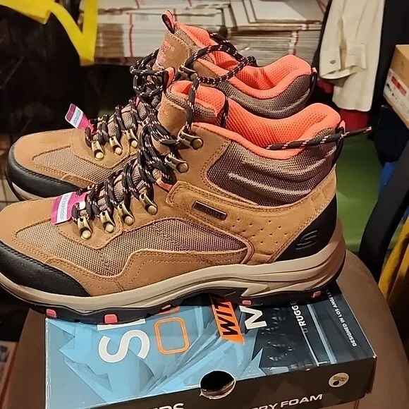 Georgeous Sketchers waterproof hiking boots size 10 NWT