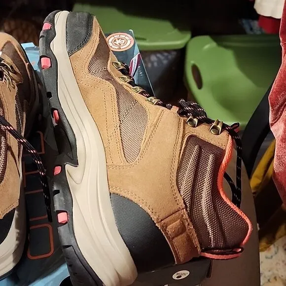 Georgeous Sketchers waterproof hiking boots size 10 NWT