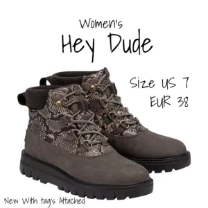 Hey Dude Tonya Eco Shield Womens Boots Shoes Booties Size 7 US Camo Snake New