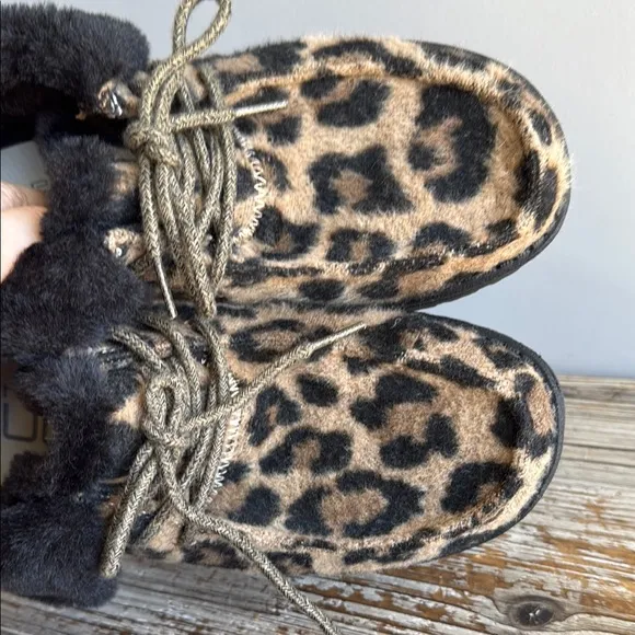 HEYDUDE Black &amp; Tan Brit Leopard Print Faux Fur Trim Slip On Shoes size 8