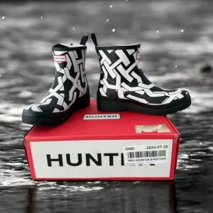 Hunter Play Short Hunter Logo Print Geometric Black and White Rain Boots Size 9