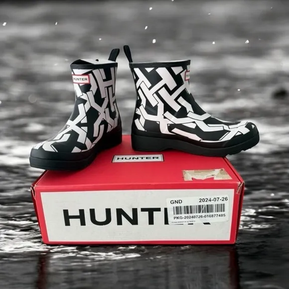 Hunter Play Short Hunter Logo Print Geometric Black and White Rain Boots Size 9