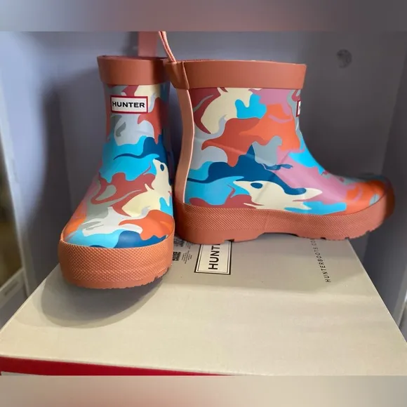 Hunter [UK1/2B/3G ] Big Kids PLAY™ Water Camo Short Rain Boots, Red Flurrry