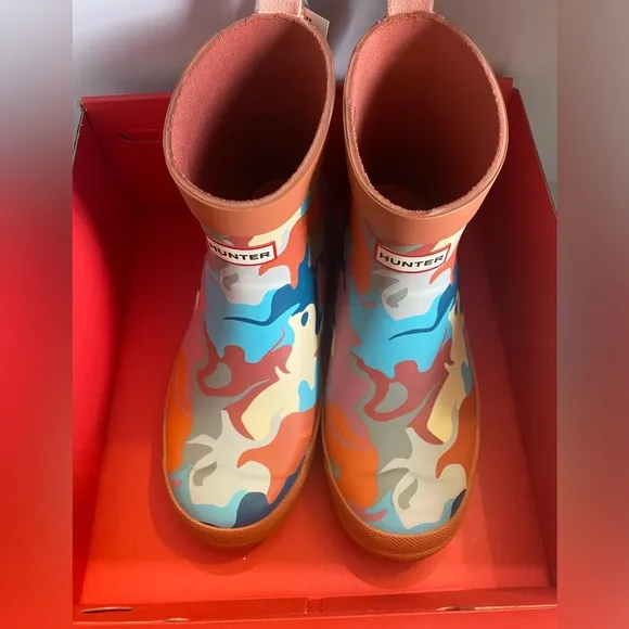 Hunter [UK1/2B/3G ] Big Kids PLAY™ Water Camo Short Rain Boots, Red Flurrry