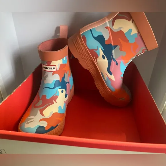 Hunter [UK1/2B/3G ] Big Kids PLAY™ Water Camo Short Rain Boots, Red Flurrry