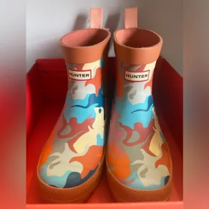 Hunter [UK1/2B/3G ] Big Kids PLAY™ Water Camo Short Rain Boots, Red Flurrry
