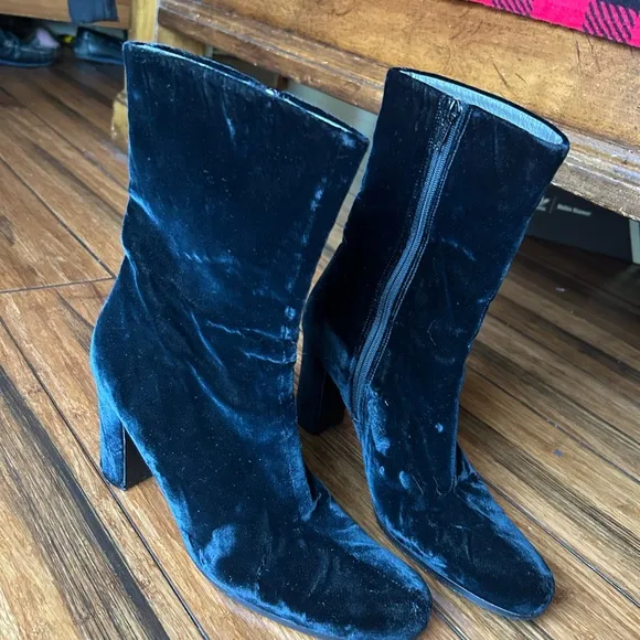 Jil Sander Black Velvet Heeled Boots with Sleek Silhouette 6.5