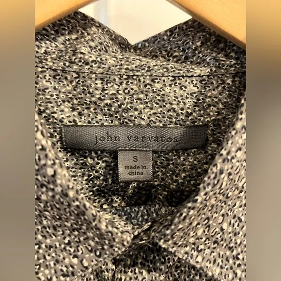 John Varvatos Dobby Speckled Sport Shirt. Bobcat print.Size Small.