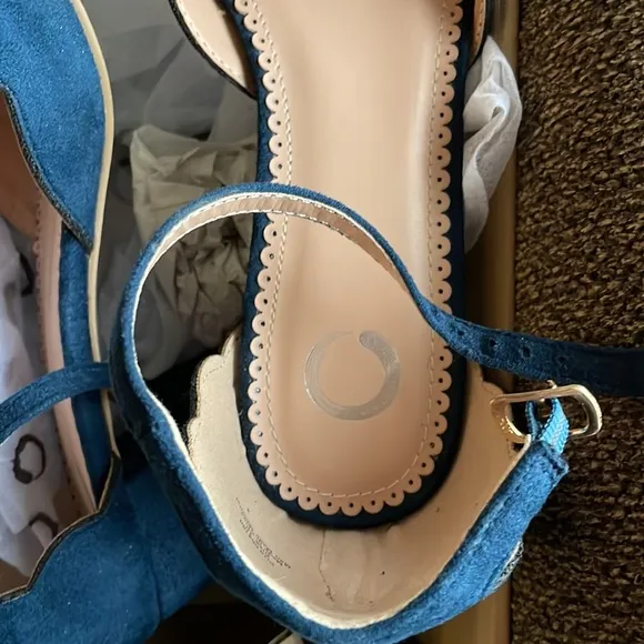Journee Collection Women's Edna Ankle Strap Heels Shoes size 10 NEW