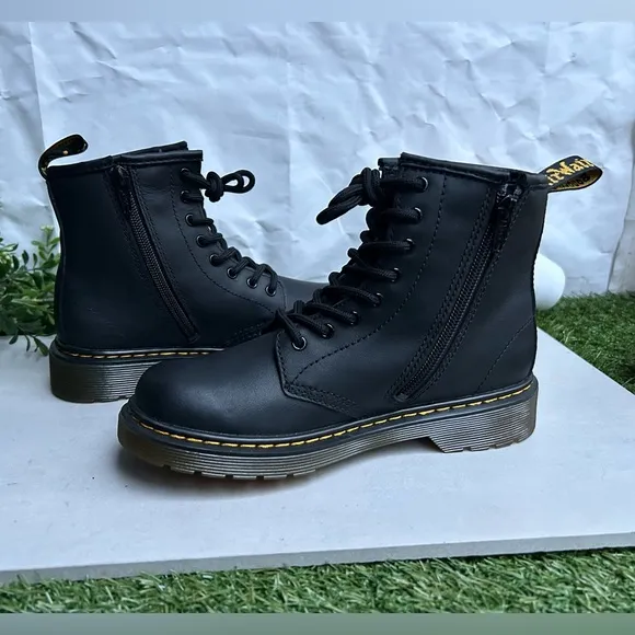 JUNIOR 1460SOFTYTLEATHER LACEUP BOOTS size 3 unisex COLOR: Black — Softy T