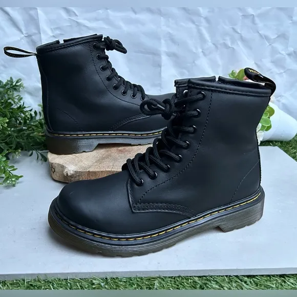 JUNIOR 1460SOFTYTLEATHER LACEUP BOOTS size 3 unisex COLOR: Black — Softy T