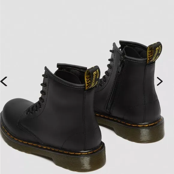 JUNIOR 1460SOFTYTLEATHER LACEUP BOOTS size 3 unisex COLOR: Black — Softy T