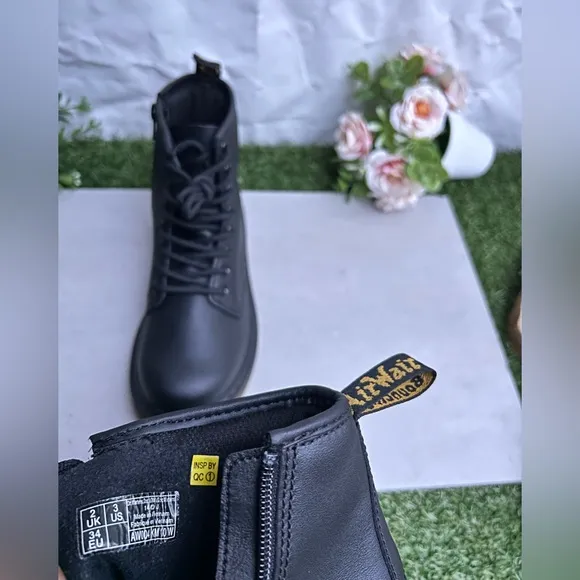 JUNIOR 1460SOFTYTLEATHER LACEUP BOOTS size 3 unisex COLOR: Black — Softy T