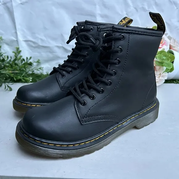 JUNIOR 1460SOFTYTLEATHER LACEUP BOOTS size 3 unisex COLOR: Black — Softy T