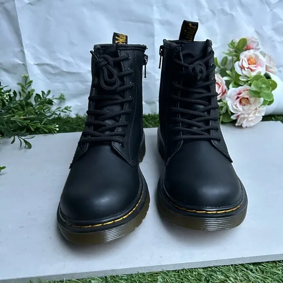 JUNIOR 1460SOFTYTLEATHER LACEUP BOOTS size 3 unisex COLOR: Black — Softy T