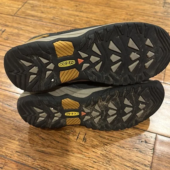 Keen kids hiking boots