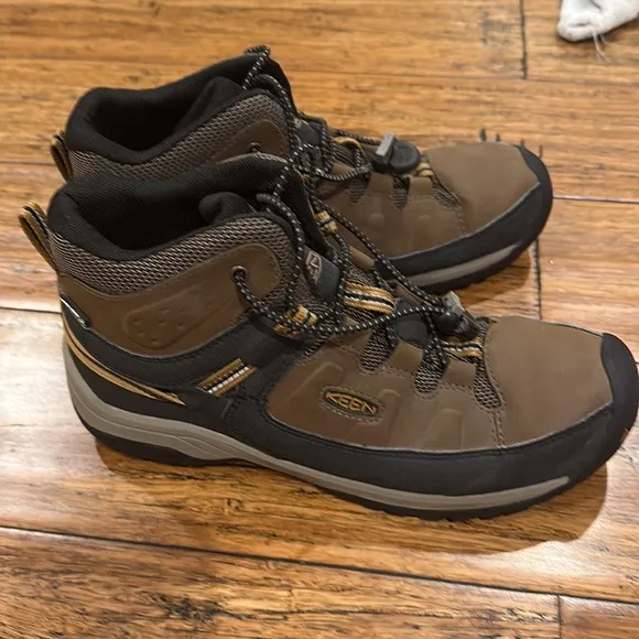 Keen kids hiking boots