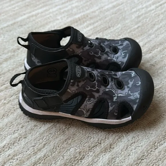 KEEN Stingray Water Shoes for Kids Black Camo Size 12