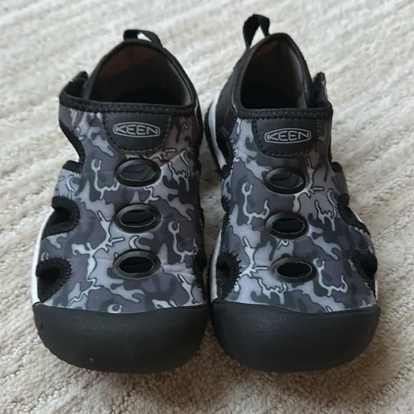 KEEN Stingray Water Shoes for Kids Black Camo Size 12
