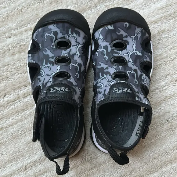 KEEN Stingray Water Shoes for Kids Black Camo Size 12