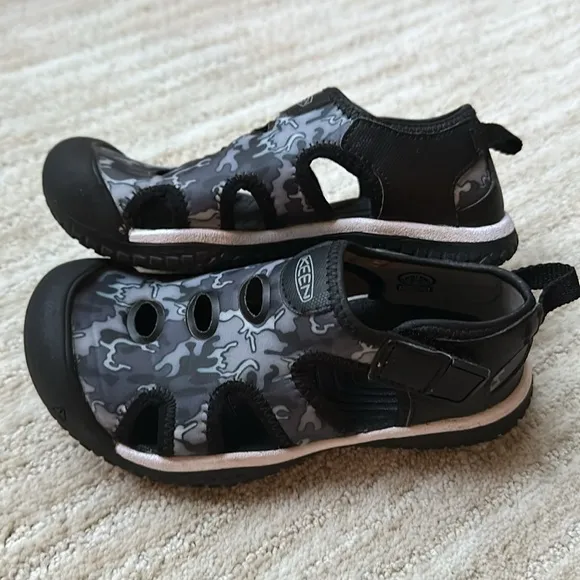 KEEN Stingray Water Shoes for Kids Black Camo Size 12