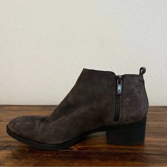 Kenneth Cole New York Dara Side-Zip Leather Booties in Asphault. Size 9.
