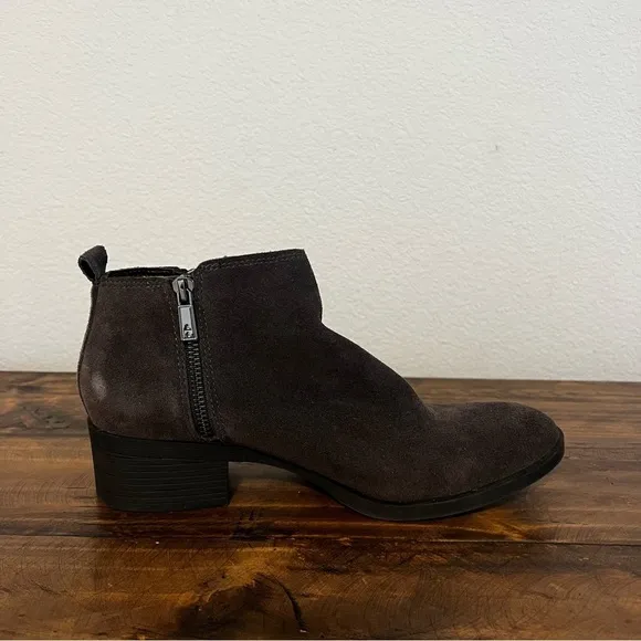 Kenneth Cole New York Dara Side-Zip Leather Booties in Asphault. Size 9.