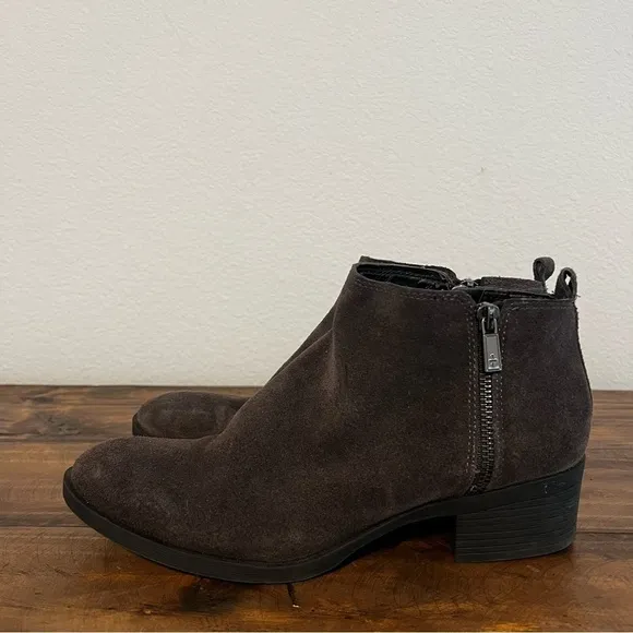 Kenneth Cole New York Dara Side-Zip Leather Booties in Asphault. Size 9.