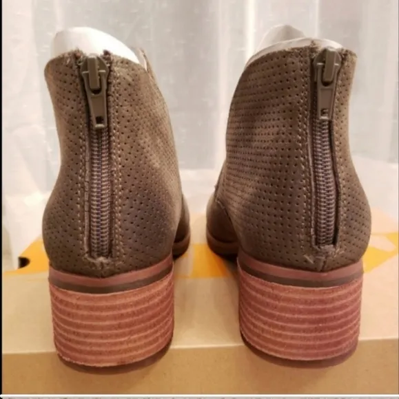 Korks Maldon Suede Ankle Bootie Green Size 6 New in Box