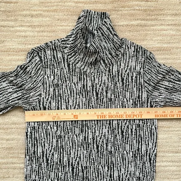 Like New: ATHLETA Flurry Peak Long Sleeve Top Turtleneck Base Layer Black Large